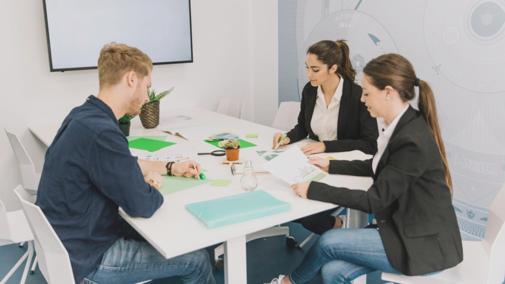 Studenti che lavorano su progetti di teoria del colore in aula moderna
