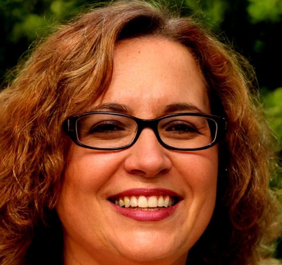 Ritratto professionale di Elena Marchetti, UX designer specializzata in accessibilità